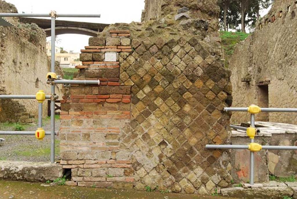 Ins. Or. II.13, Herculaneum, on right. December 2008.
Looking east to wall between two doorways. entrance doorway, with Ins.Or.II.14, on left.
Photo courtesy of Nicolas Monteix.